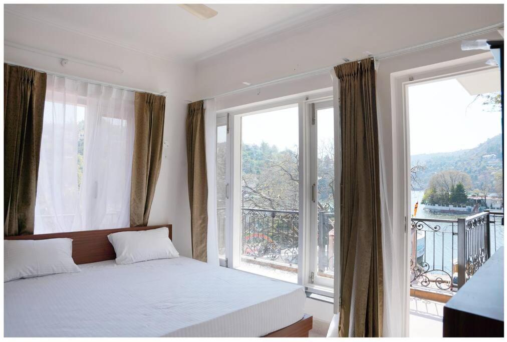 The Periwinkle * Bhimtal