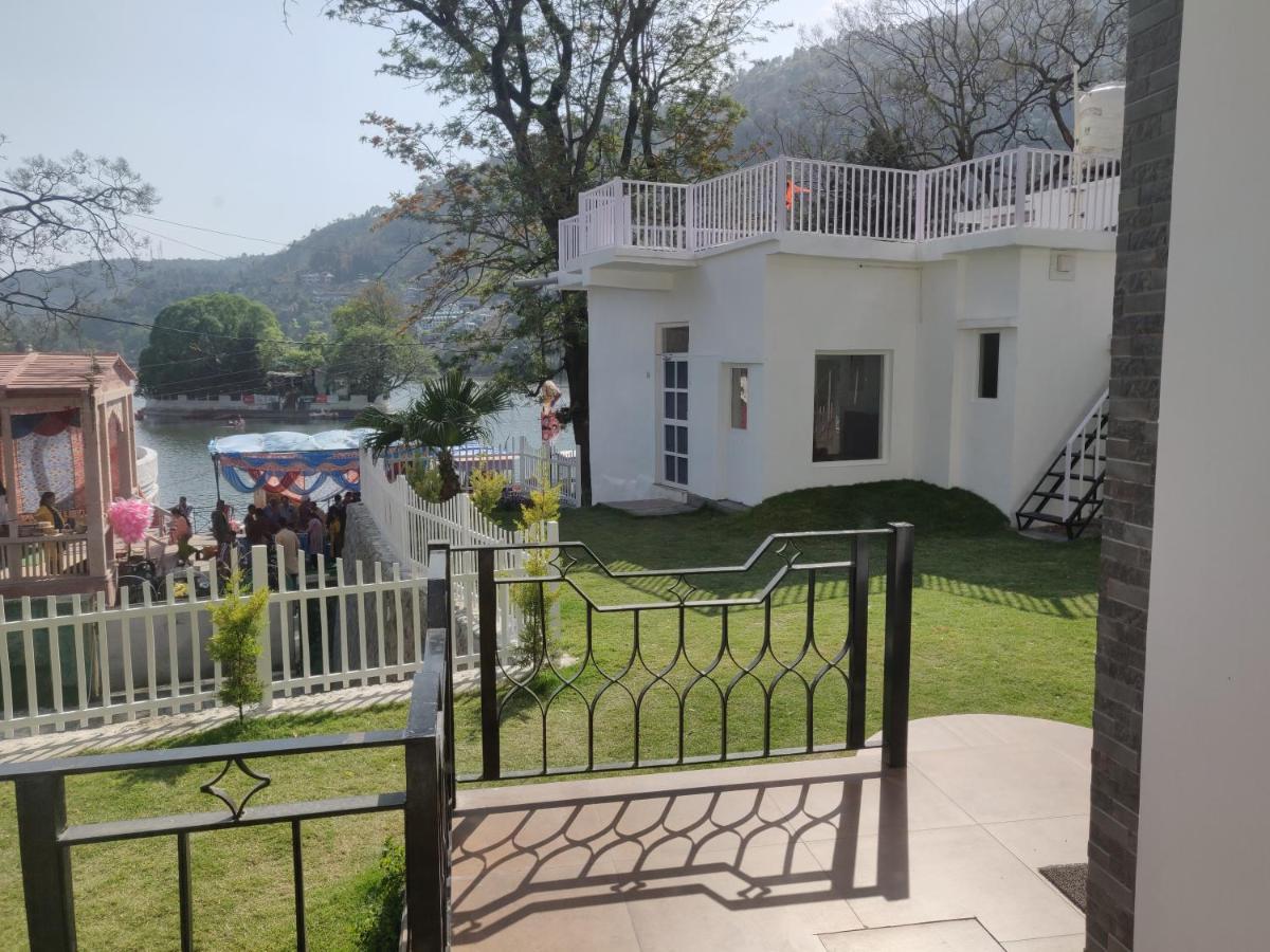 The Periwinkle * Bhimtal